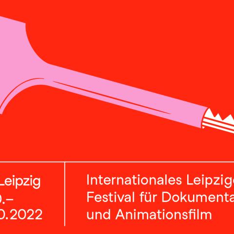 Das Festivalmotiv ist ein pinker Schlüssel im DDR-Design auf rotem Hintergrund