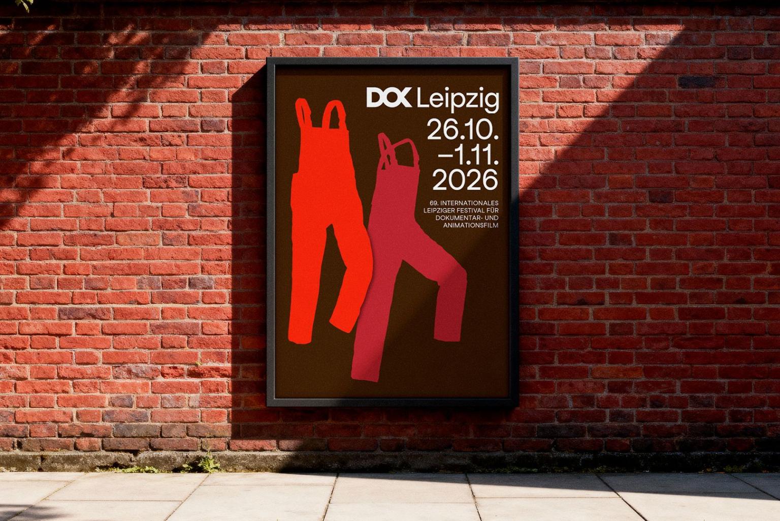 Motiv von DOK Leipzig 2026 mit zwei Latzhosen